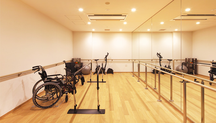 リハビリルーム - チャームプレミア 御殿山参番館 | 東京都品川区の介護付有料老人ホーム（介護施設）
